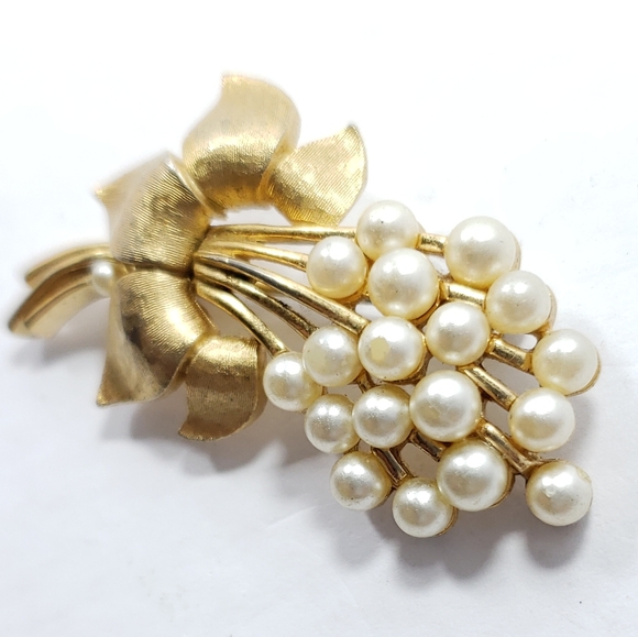 Trifari Jewelry - Vintage TRIFARI brooch